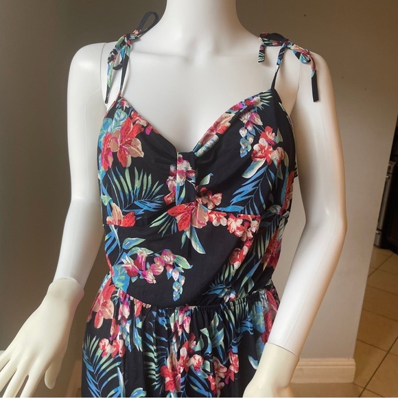 Dark Navy New Women’s Floral Tropical Jumpsuit size 
XL
For Size 14
New - Picture 7 of 9